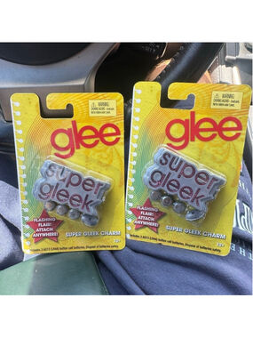 Set Of 2 NEW Glee Super Gleek Charm Flashing Flair Keyring Chains Mattel 2010
